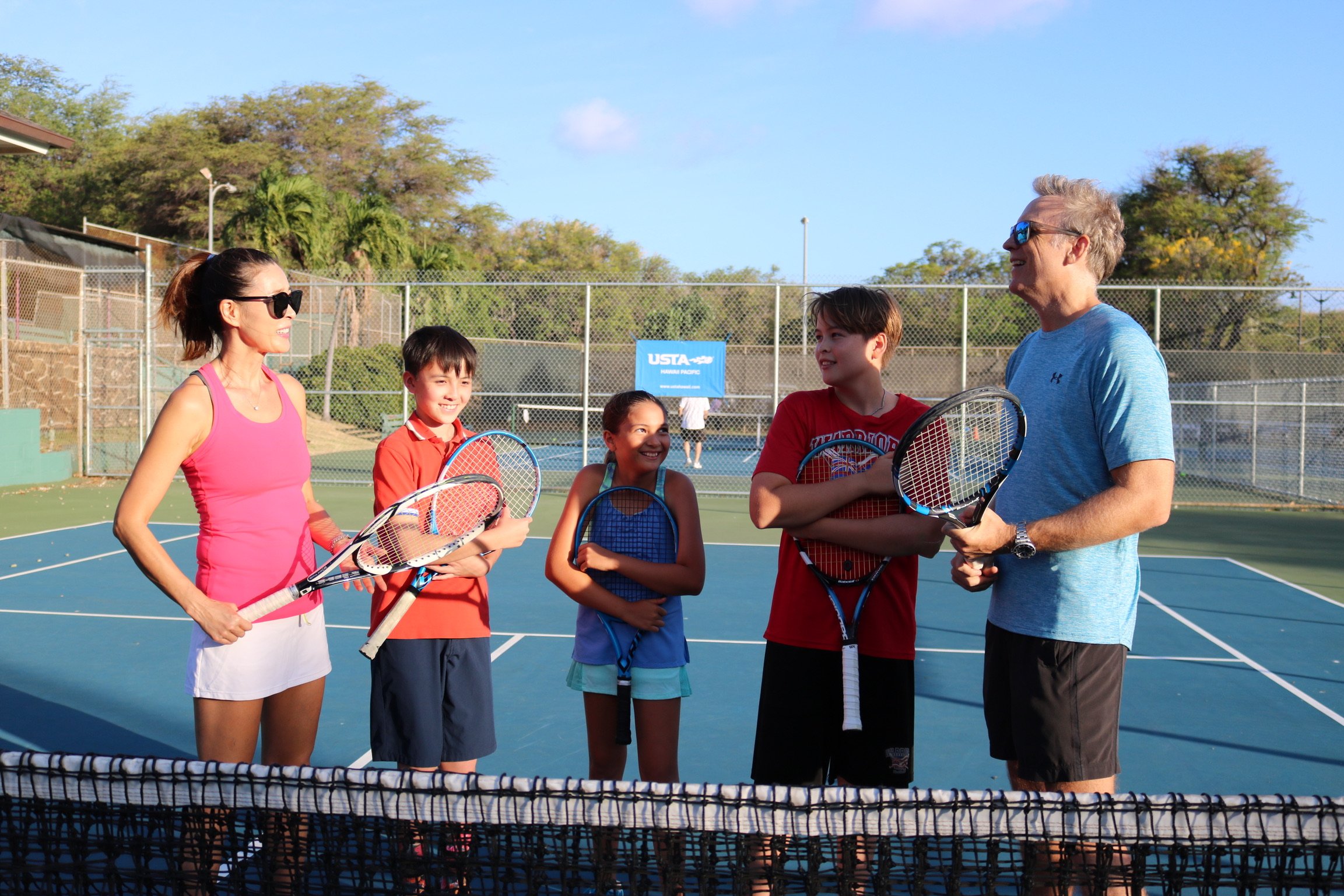 Coach Shawn Lindsey teaching tennis lessons to junior players in Wilmington Delaware